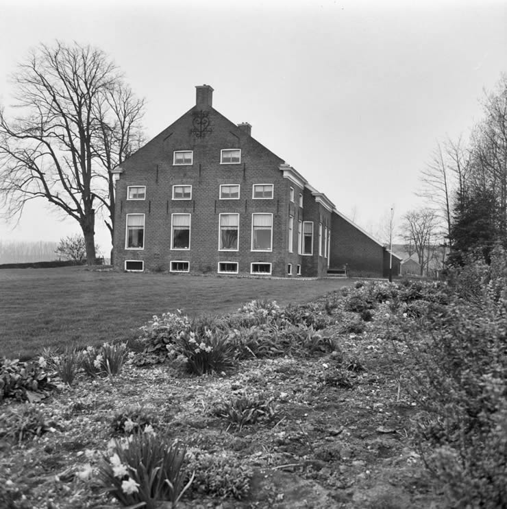 Voorhuis van de boerderij 'De Bree' uit 1839. Datering volgens Stenvert (1998), datering in jaartalanker. Adres: Kerklaan 1. Datum: mei 1969. Auteur: A.J. van der Wal