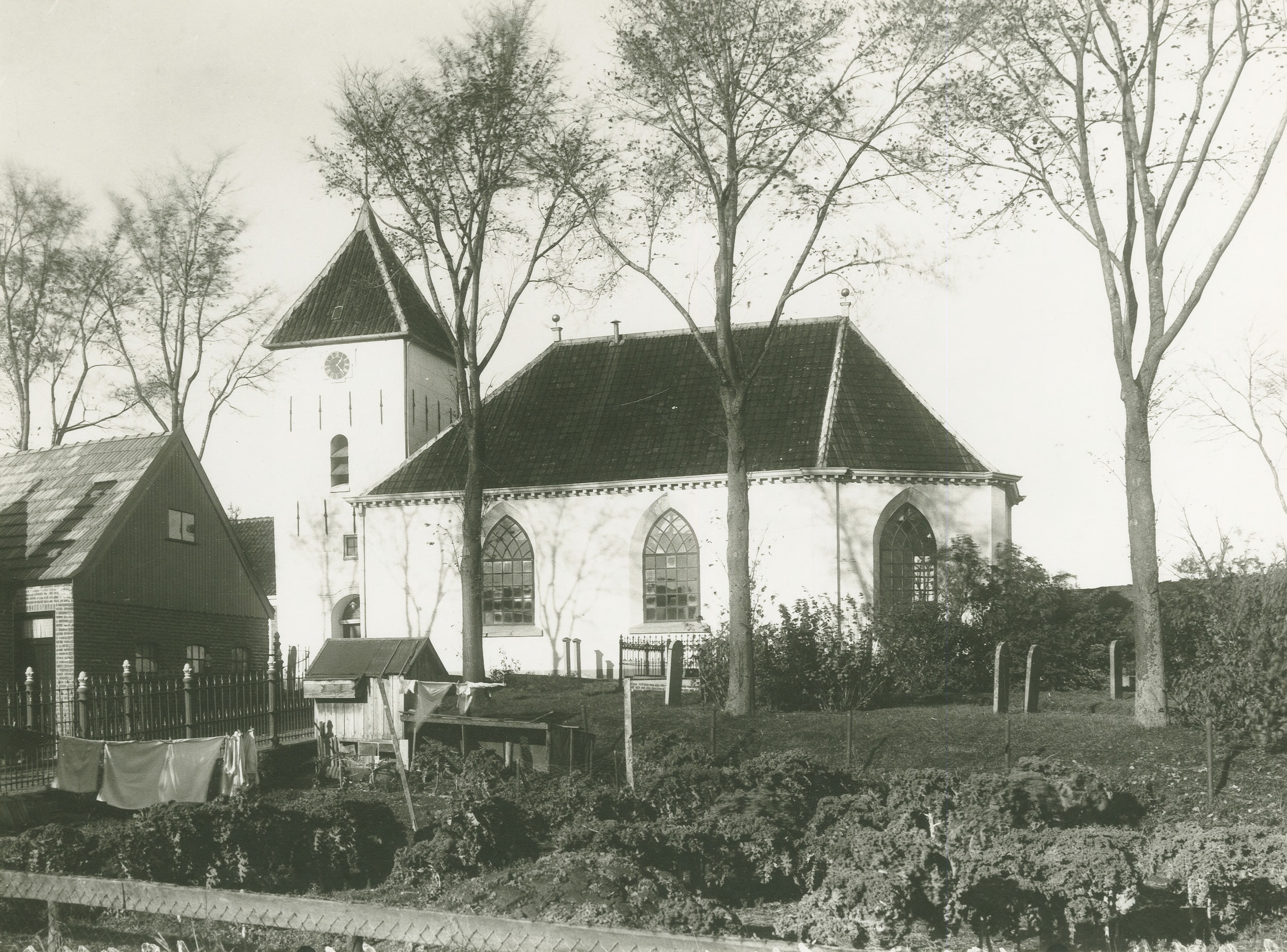 Op deze foto van de kerk van Oterdum is deze nog in gebruik. De maker van de foto is niet bekend, deze is afkomstig uit de verzameling van de webmaster. Het is mogelijk een ansichtkaart geweest.