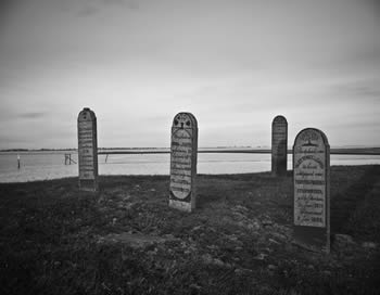 Enkele grafstenen op de dijk onder Delfzijl is het enige wat over is van het dorpje Oterdum. Foto: 8 september 2012, Uberprutser.