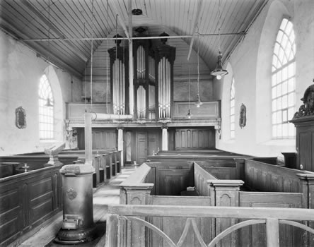 Het interieur naar het westen van de voormalige kerk van Oterdum. Het Lohman-orgel bevindt zich nu in Heinenoord)Bron: Bron: Rijksdienst voor Cultureel Erfgoed, foto november 1960: G.Th. Delemarre