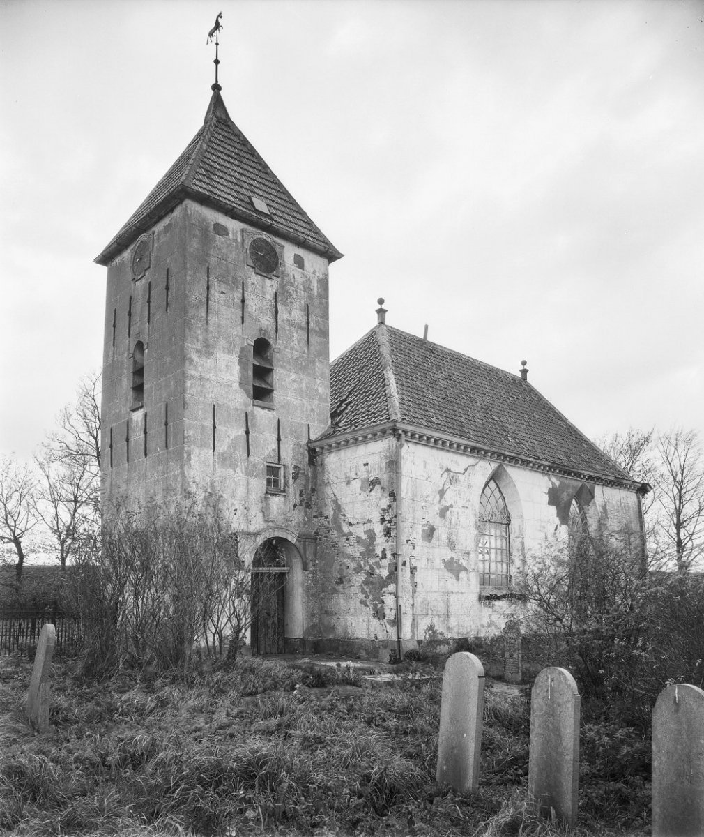De voormalige kerk met toren van Oterdum gezien vanaf het noorden. Bron: Rijksdienst voor Cultureel Erfgoed, 1960. Foto: G. Th. Delemarre.