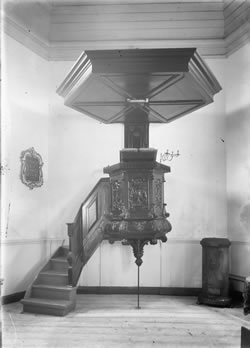 De preekstoel in de voormalige kerk van Oterdum. Bron: Rijksdienst voor Cultureel Erfgoed.
