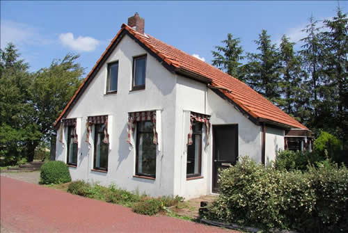 2015: Een woning staat de koop in Oudezijl voor € 174.500.