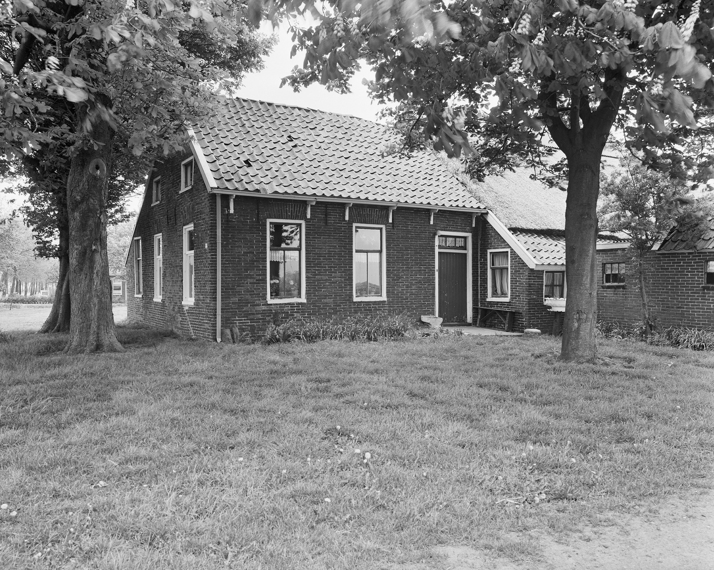 Hoofdweg 7 te Scharmer; voor en rechter zijgevel woonhuis. Foto: Paul van Galen, 1976, Rijksdienst voor Cultureel Erfgoed. 