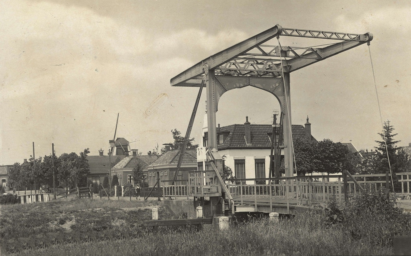 Ansichtkaart Dorpsgezicht Scharmer met ophaalbrug uit 1939. Bron: RHC GA, Groninger Archieven, Beeldbank Groningen.