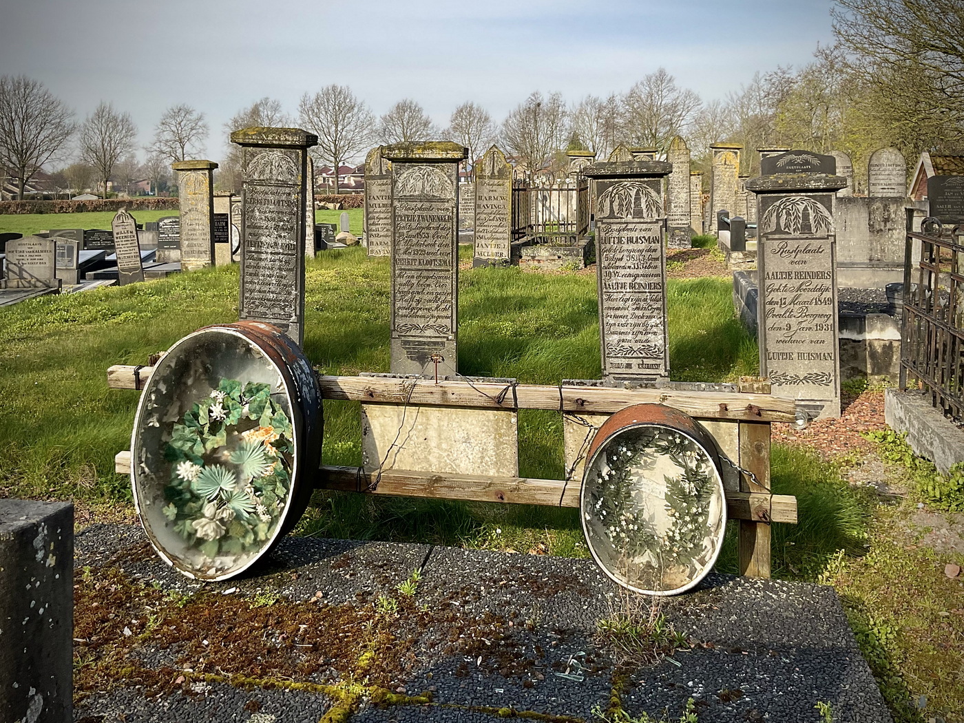 Twee graftrommels op het kerkhof van Scharmer. Foto: (c)Jur Kuipers, april 2023.