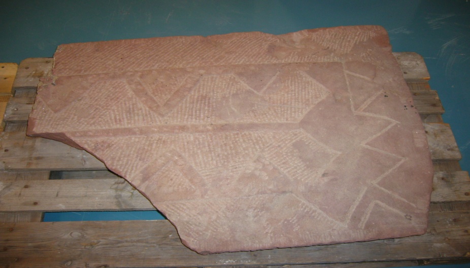 Foto boven: Een deel van een bewerkte grafdeksel. 