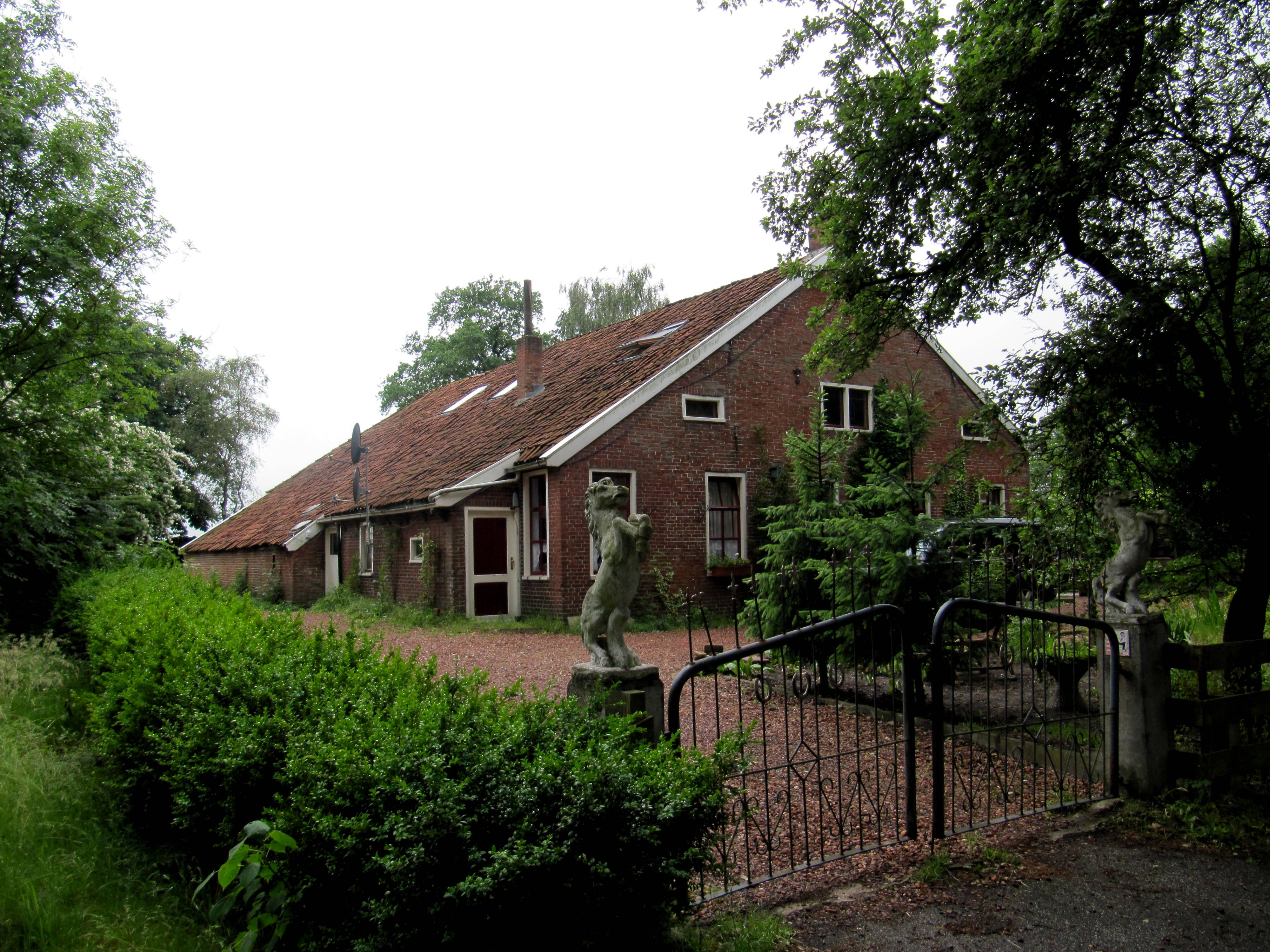 De boerderij aan de Dorpsstraat 6 te Vriescheloo is een Rijksmonument (nr. 8923). Het betreft een boerderij onder grote kap. Voorgevel puntvormig met drie zaadzolder vensters; gronden zesruitsvenster.