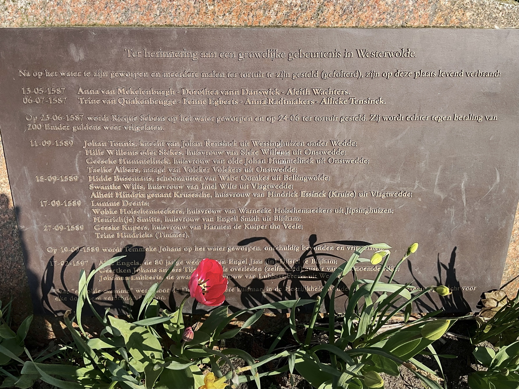 De namen op de gedenksteen bij de Geselberg. Foto: ©Jur Kuipers, 2023.