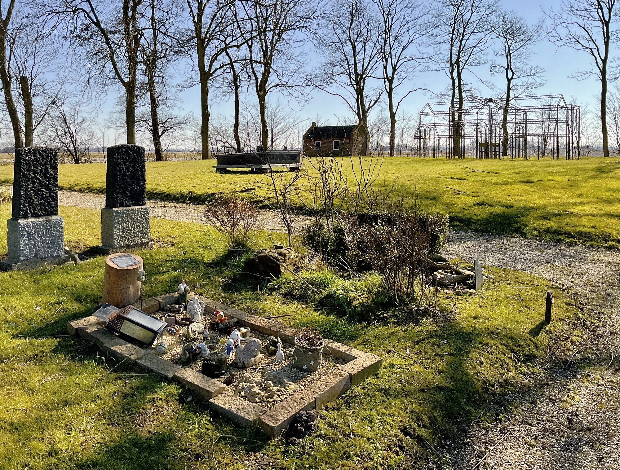 De begraafplaats ligt er stil en verlaten bij. Foto: ©Jur Kuipers, 2023.
