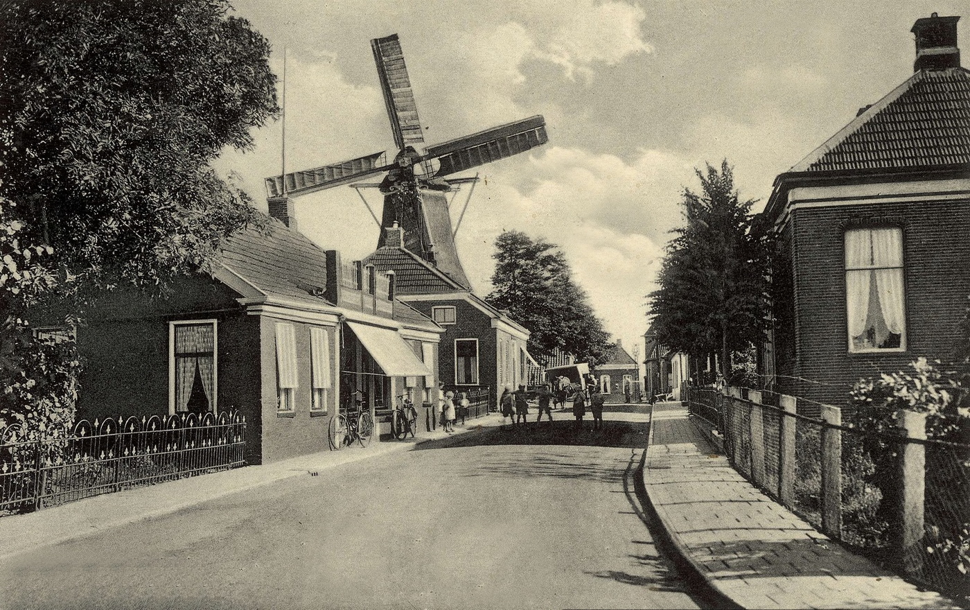 Ansichtkaart. Dorpsgezicht met molen. Uitgever: Huizinga & Bult. Foto: 1935-1940. Bron: RHC GA, Beeldbank Groningen.
