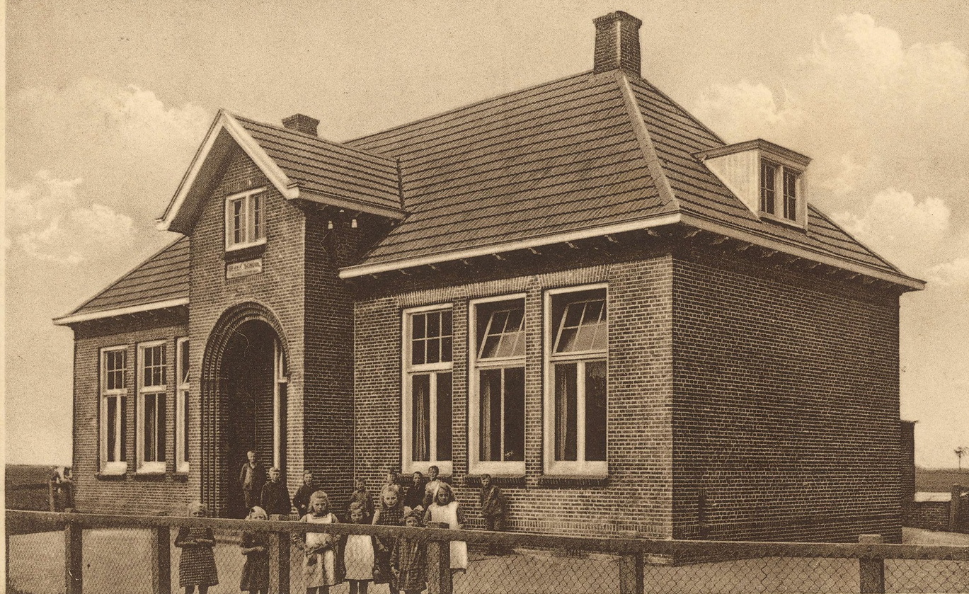Voormalige christelijke school. Uitgever M. Bult. De foto is gemaakt tussen 1920 en 1930. Bron: RHC GA, Beeldbank Groningen.