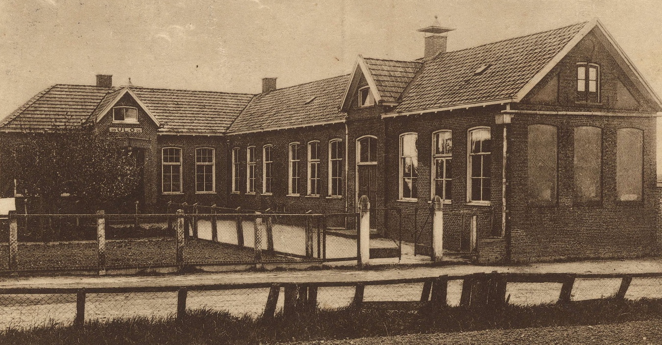 De ULO school in Woldendorp. De foto is gemaakt door uitgever M. Bult tussen 1920 en 1930. Bron: RHC GA, Beeldbank Groningen.