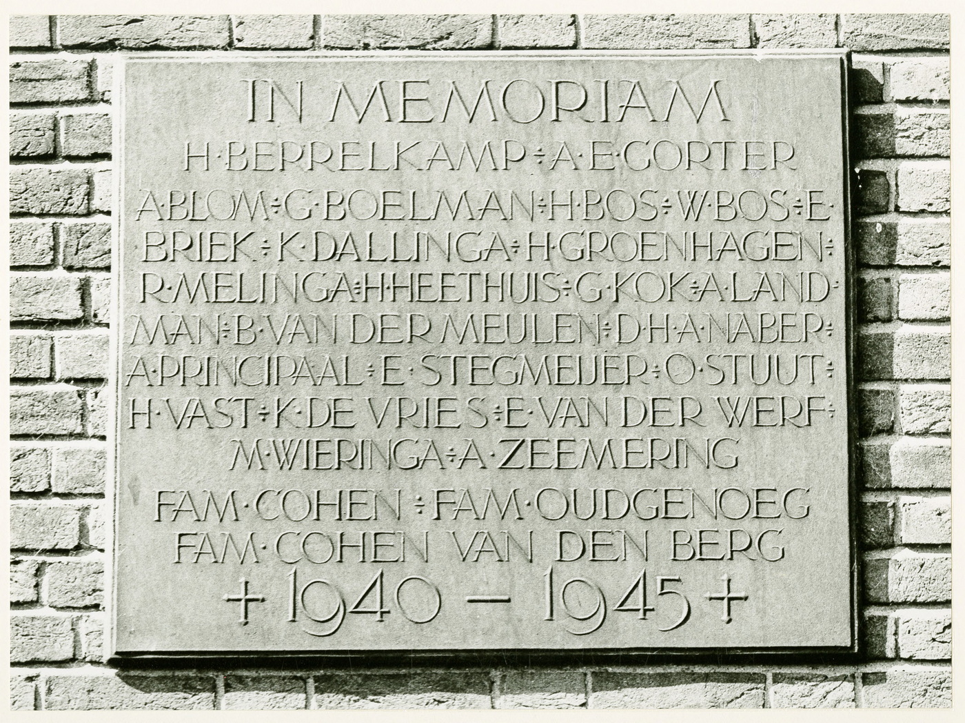 Woldendorp : plaquette ter nagedachtenis van de dorpelingen die omkwamen in de Tweede Wereldoorlog. Vervaardiger: M.A. Douma. Bron: RHC GA, Beeldbank Groningen.
