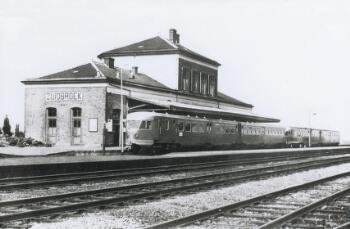 Het NS station van Zuidbroek. De trein ervoor is de Blauwe Engel. Foto: 1956. Bron: RHC GA, Groninger Archieven, Beeldbank Groningen