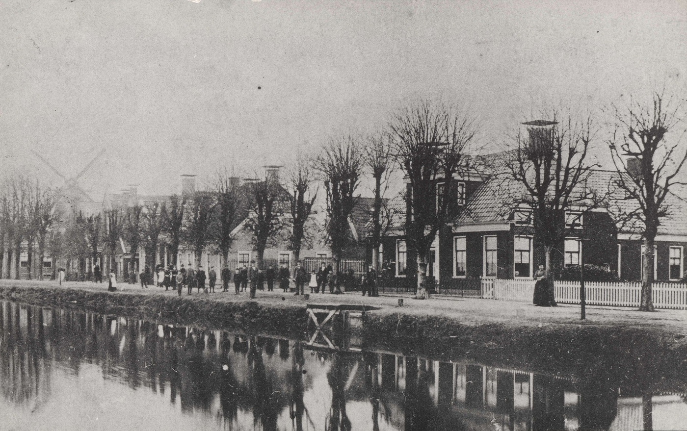 Winschoterdiep te Zuidbroek aan de Diepsteek. Fotografische reproductie van een prentbriefkaart, gemaakt tussen 1900 en 1910. Bron: RHC GA, Groninger Archieven, Beeldbank Groningen.