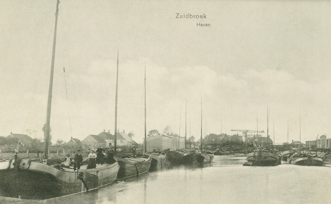 Binnenvaartschepen in de haven van Zuidbroek in het Winschoterdiep (West).