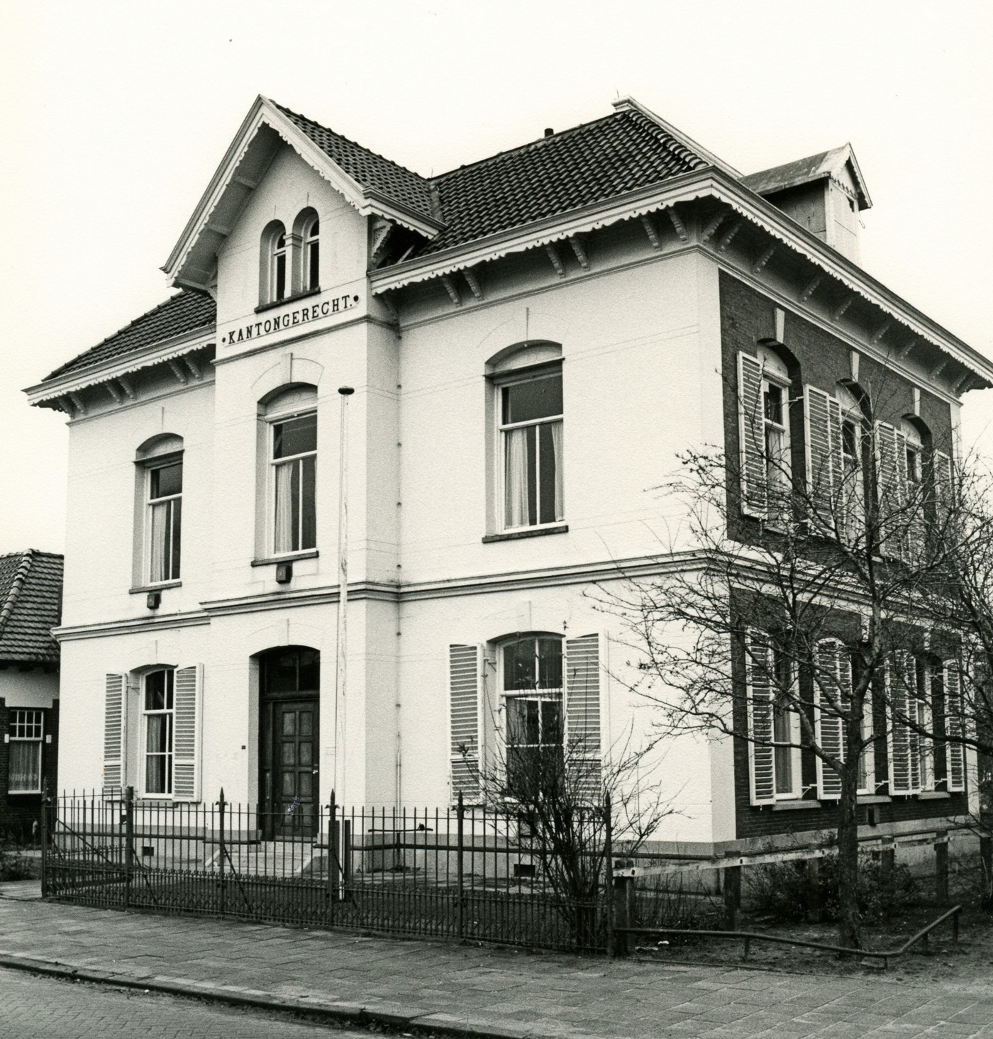 Voormalig kantongerecht aan de Spoorstraat 41 te Zuidbroek. Foto: M.A. Douma, 1974. Bron: RHC GA, Groninger Archieven, Beeldbank Groningen.