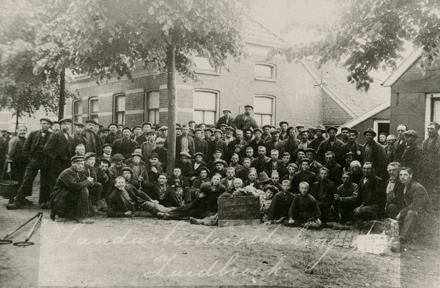 Groepsfoto landarbeidersstaking van 1929 te Zuidbroek. Bron: RHC GA, Groninger Archieven, Beeldbank Groningen.