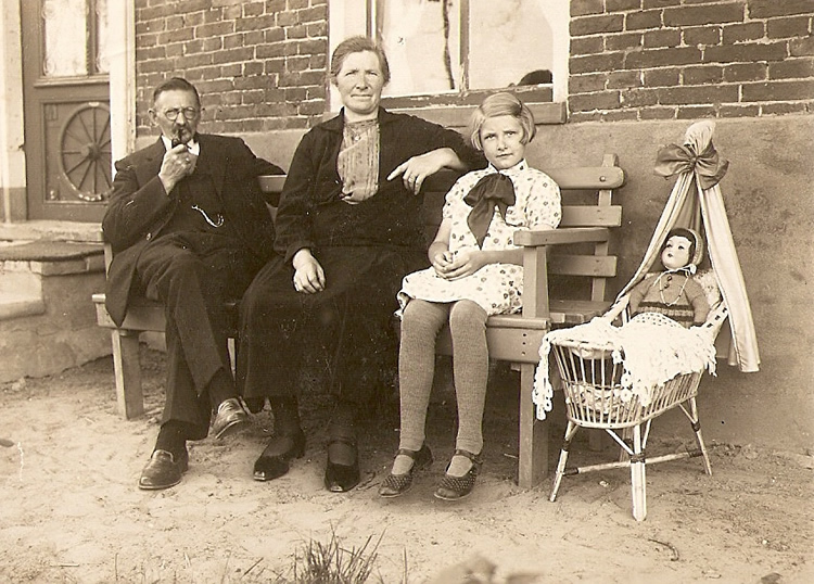Het gezin Melinga. AEilt Melinga met zijn tweede vrouw Sijtske de Haan en hun dochter Anneke Melinga voor de stelmakerij.