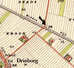 Op dit kaartje wordt de exacte plaats van de voormalige molen aangegeven, alsmede de Middendijk, de scheiding tussen de Kroonpolder en de Stadspolder. Ook de school en de tol van Drieborg staan erop.