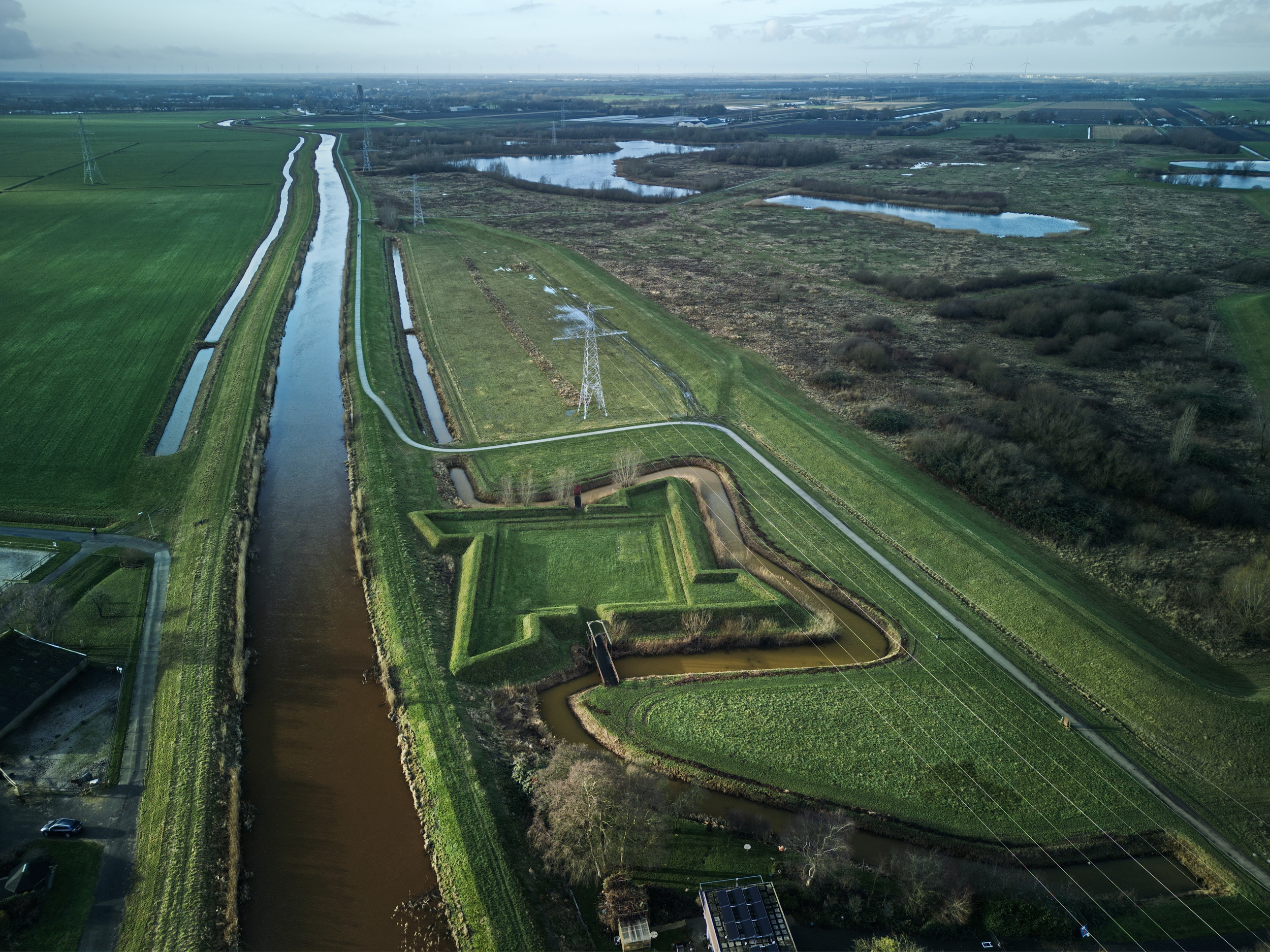 Dronefoto, waarop de complete bruggeschans goed is te zien. Klik op de foto voor een andere exemplaar. Foto: ©Jur Kuipers, Hoogezand. 