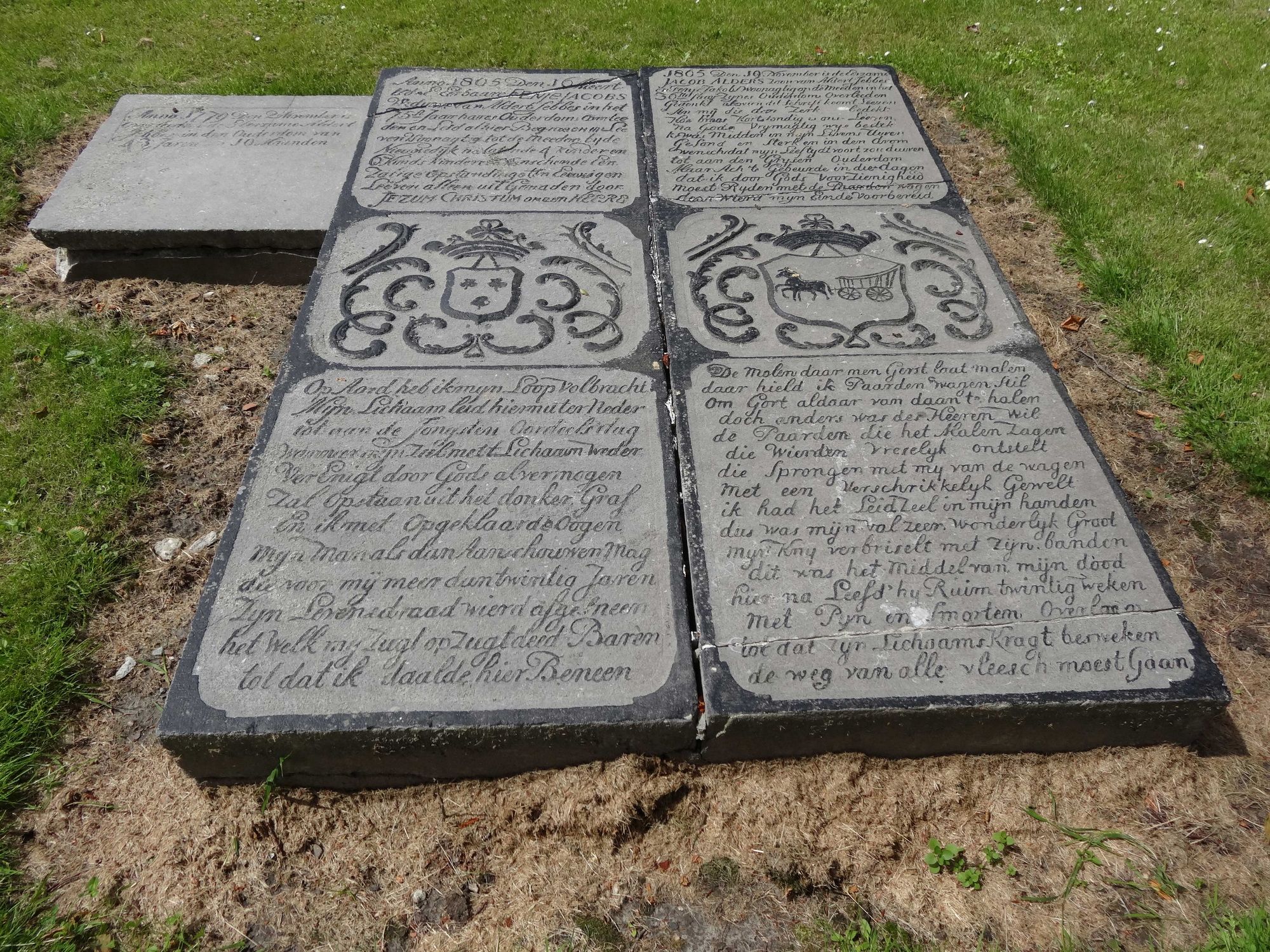 Buiten de kerk liggen drie aaneengeschakelde grafstenen. De rechter steen is van een zekere Jacob Alders met een bijzondere tekst.