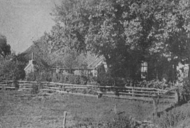 Het boerderijtje met daarnaast een stookhok, waar Anje en zoon Hendrik hebben gewoond.