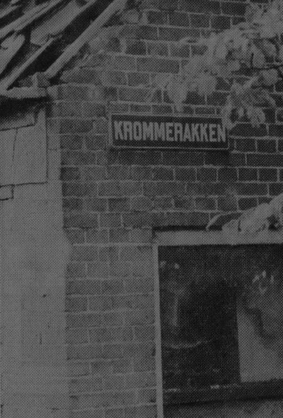 De weg waar het boerderijtje heeft gestaan heet Krommerakken. We zien dat het naambordje van de weg vlakboven het raam van de voorkamer is bevestigd waarin het lijk van Anje is gevonden.