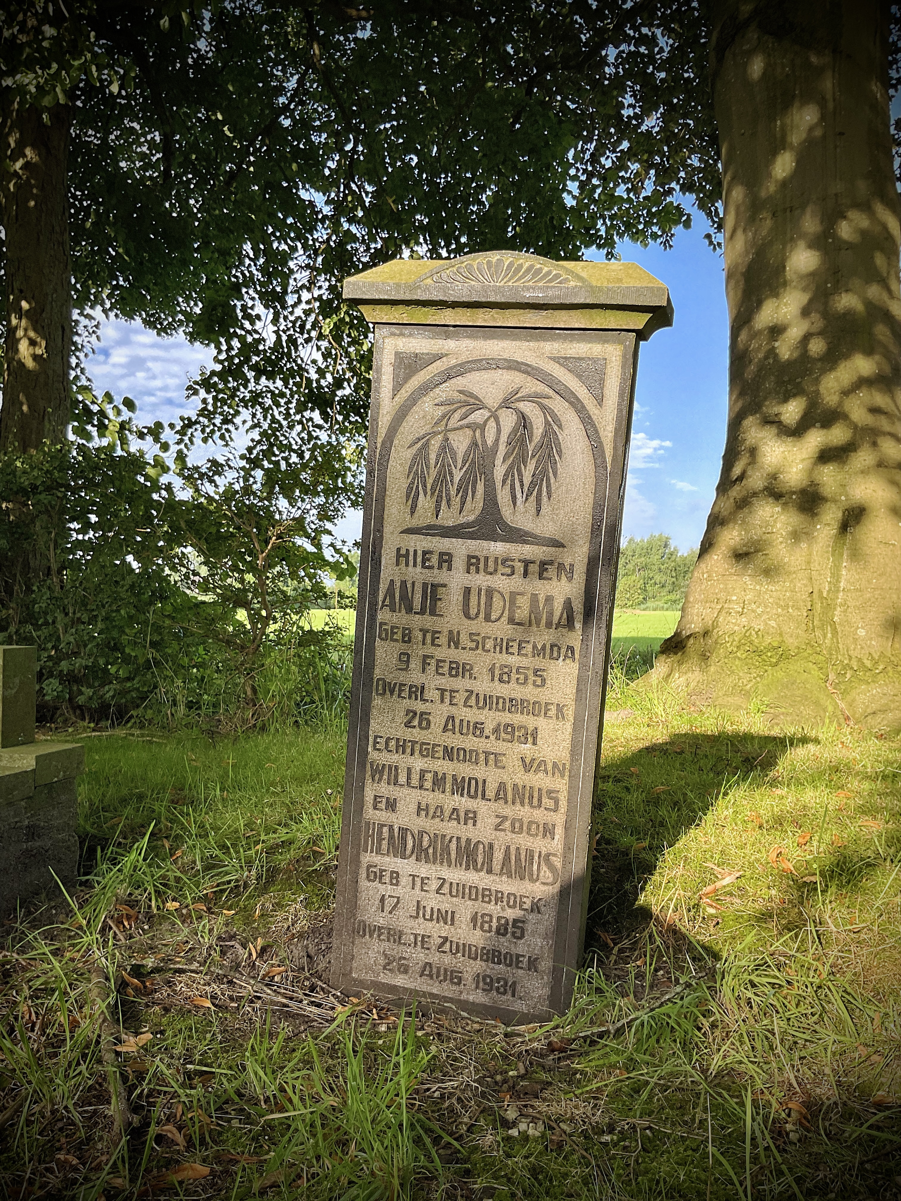 Tekst grafsteen op de begraafplaats te Zuidbroek: "Hier rusten Anje Udema, geb. tge N.Scheemda, 9 Febr/ 1855, overl. te Zuidbroek, 25 Aug. 1931, echtgenoote van Willem Molanus en haar zoon Hendrik Molanus, geb. te Zuidbroek, 17 Juni 1885, overl. te Zuidbroek, 26 Aug. 1931".
