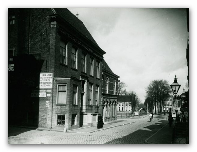 De voormalige ‘Boteringepoort’ en het Corps de garde in 1917. Foto P.B. Kramer. RHC GA (Groninger Archieven).