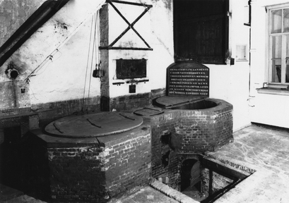 De foto toont de drie ketels van het Soepshuis aan het Soephuisstraatje te Groningen. Aan beide zijden een grote en in het midden een kleinere ketel met daarvoor de toegang tot de ovens.