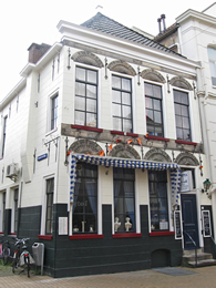 Het Soephuis staat nog steeds op de hoek van het Soephuisstraatje te Groningen aan de Zwanestraat 12. Over de toegang naar de kelder is een rooster geplaatst. De gevel dateert uit 1613.