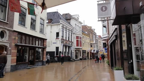 De Zwanestraat te Groningen, met in het midden het Soephuis.