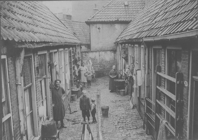 Armenwijk in de stad Groningen anno 1925 in'De Krimp', een gang aan de oostzijde van het Schuitendiep, nrs. 30-1 en 30-10. Nu is dat de Turfsingel tussen de Vlasstraat en Bloemstraat.