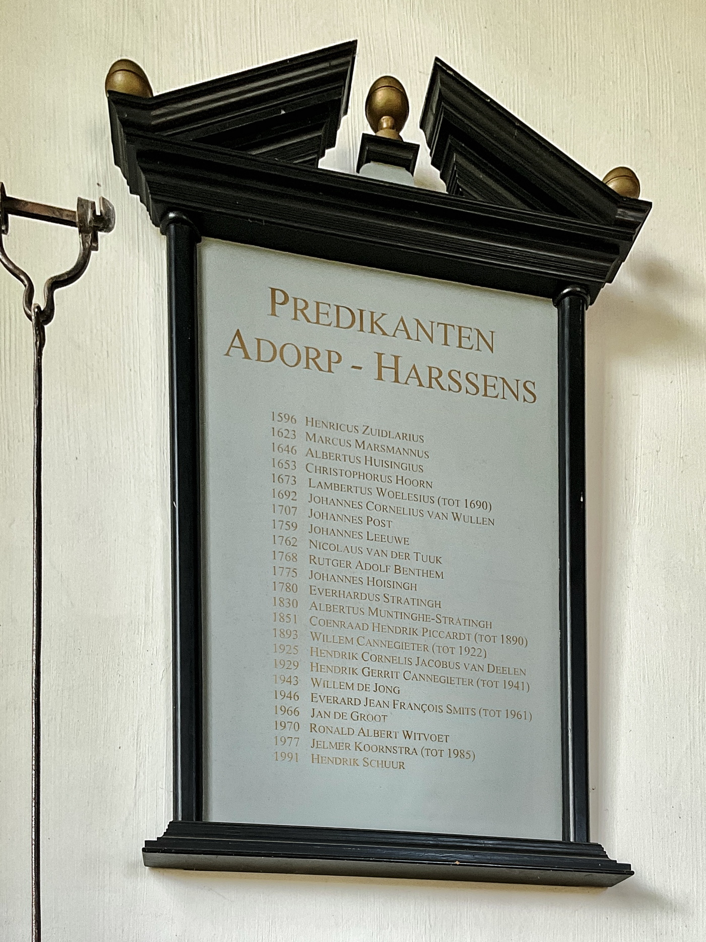 Het bord met daarop de namen van de predikanten door de jaren heen. Foto: (c)Jur Kuipers.