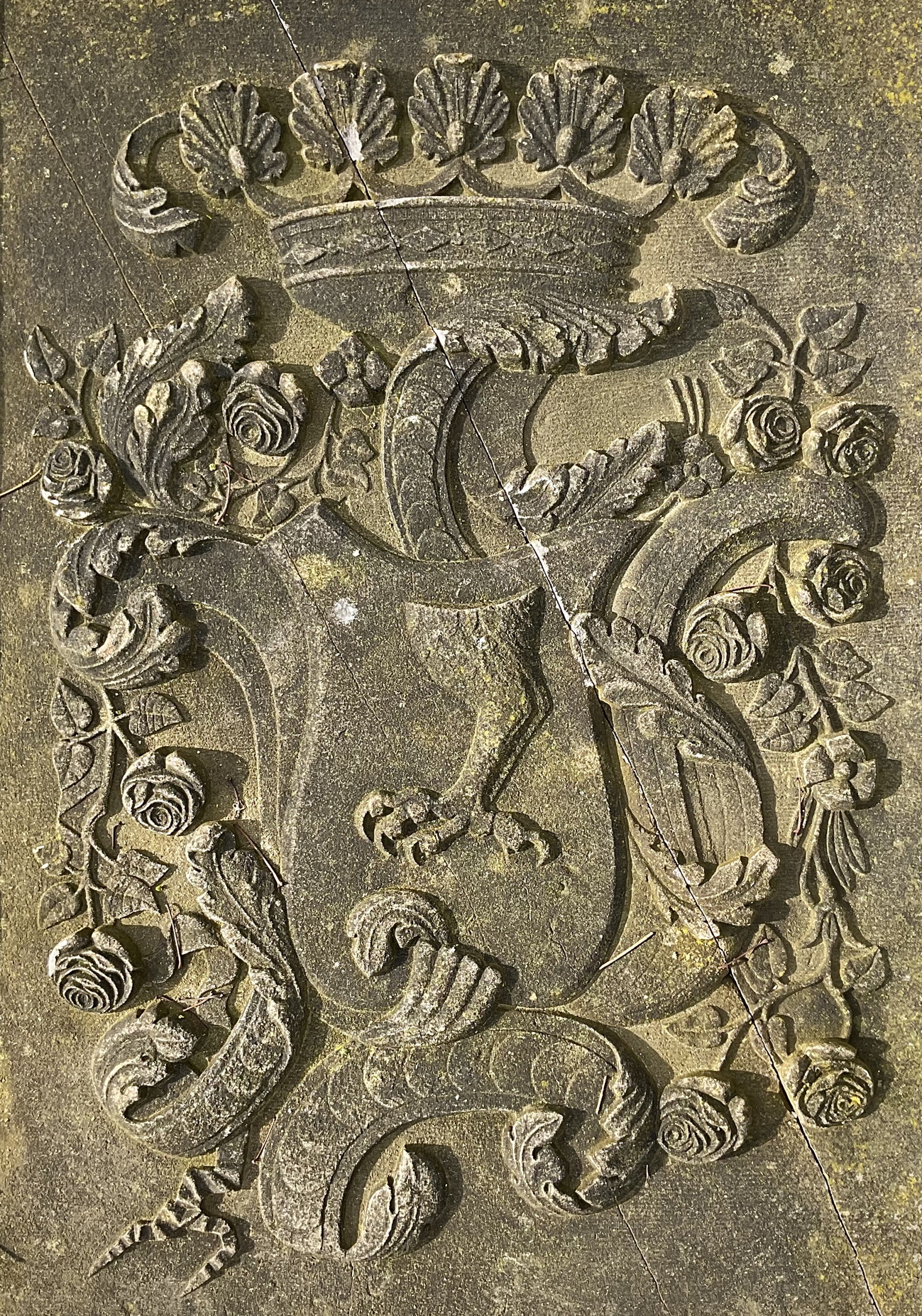 Het wapen van Coenraad Hendrik Piccardt op zijn grafsteen. (Officieel) in blauw een gouden adelaarspoot. Helmteken: een vlucht, waartussen een adelaarspoot. Dekkleden: blauw en goud. Foto: (c)Jur Kuipers.
