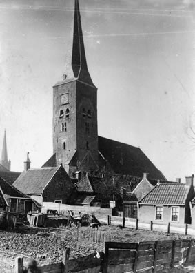 Foto genomen vóór de brand. Op deze foto heeft de kerk nog een spitse toren en steunberen. Foto: gemaakt voor de brand in 1911. Bron: Wikipedia.