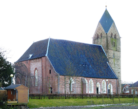 Het dak van de toren is aangebracht in de huidige staat. Op deze foto is goed de 'lompheid' van de kerk te zien, waar nog wel enkele oude elementen in bewaard zijn gebleven. Foto: Wikipedia.