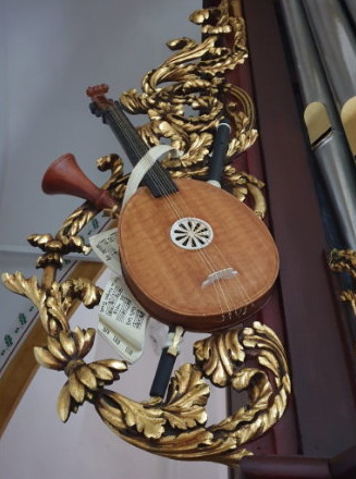 De instrumenten links naast het orgel, compleet met bladmuziek.