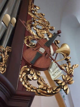 De instrumenten rechts naast het orgel, compleet met bladmuziek.