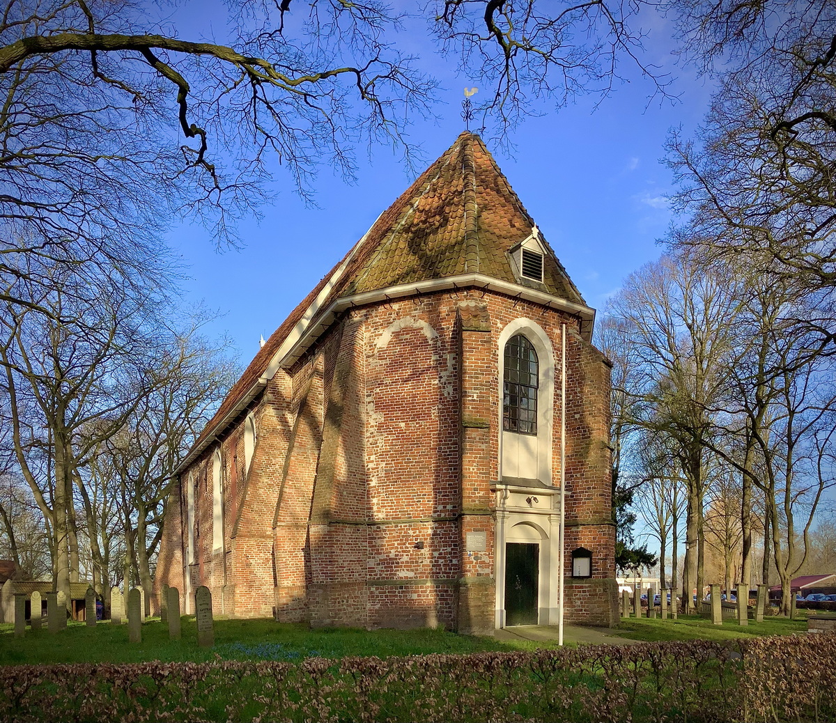 De magnuskerk met de ingangsdeur en de steunberen (links). Foto: ©Jur Kuipers.