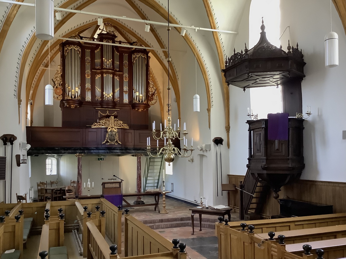 Interieur van de kerk met het orgel en rechts de preekstoel. Foto: ©Jur Kuipers.