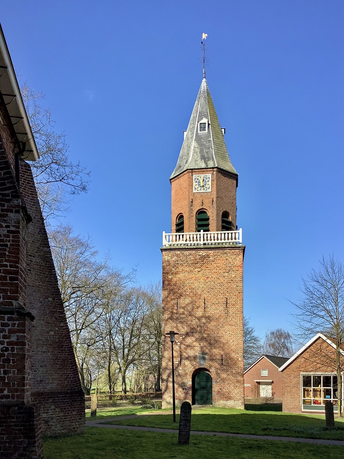 De vrijstaande toren van de Magnuskerk. Foto: ©Jur Kuipers.