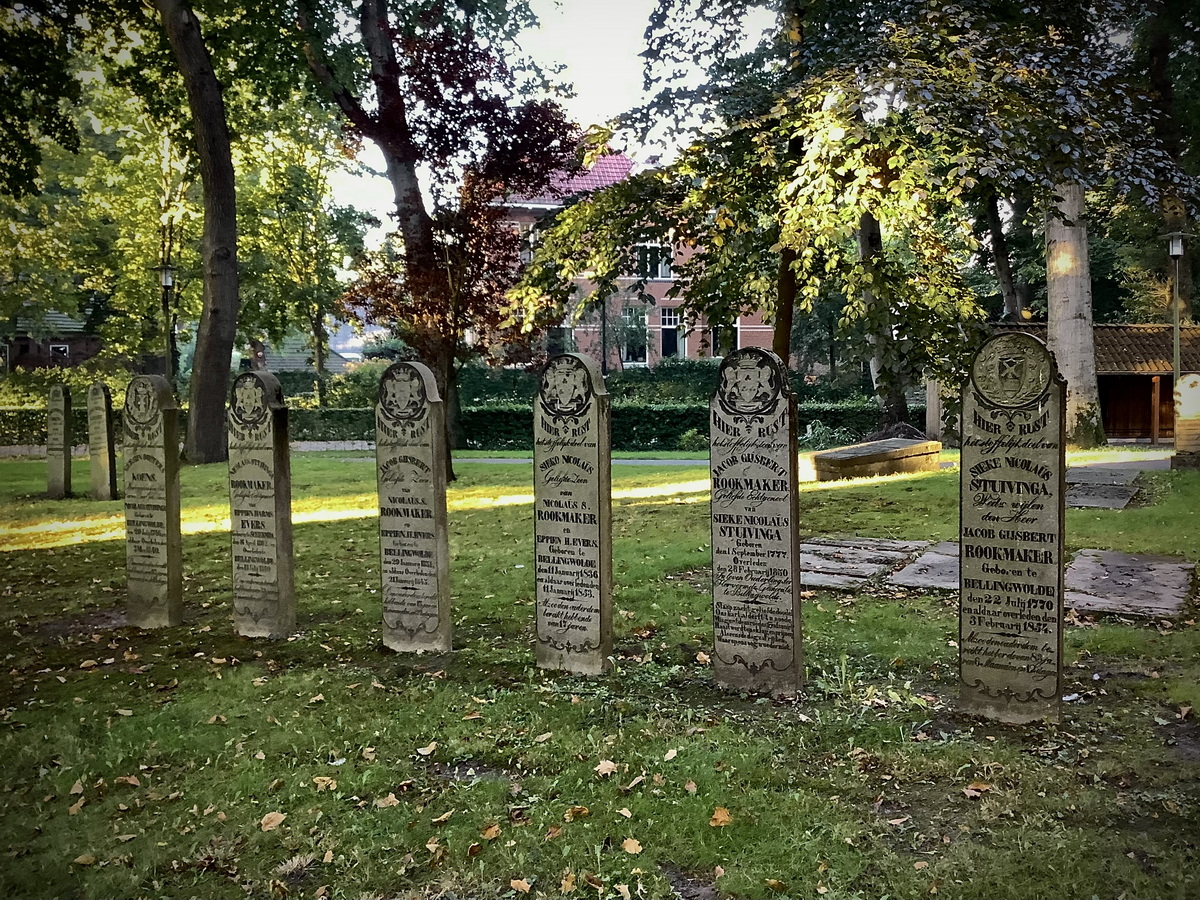 Zes grafmonumenten op het kerkhof bij de kerk. Ze zijn allemaal van de familie Rookmaker, allen overleden te Bellingwolde. Foto: ©Jur Kuipers.