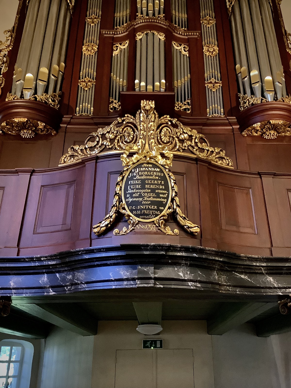 Gedenkplaat op de onderkant van het orgel met tekst. Foto: ©Jur Kuipers.