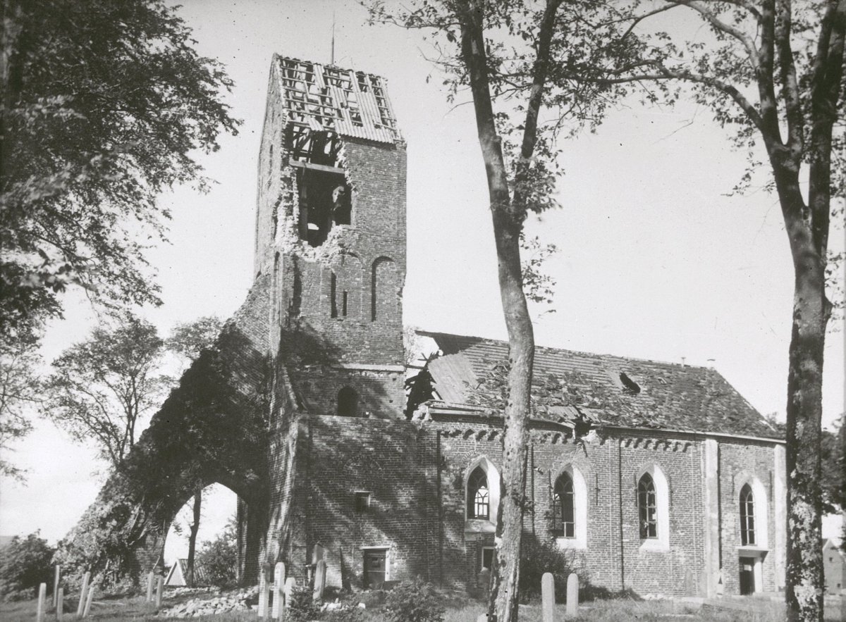 De kerk van Bierum, vlak na de Tweede wereldoorlog in 1945. Bron: Rijksdienst voor Cultureel Erfgoed. Rijksmonument nr. 9465. Licentie: Creative Commons.