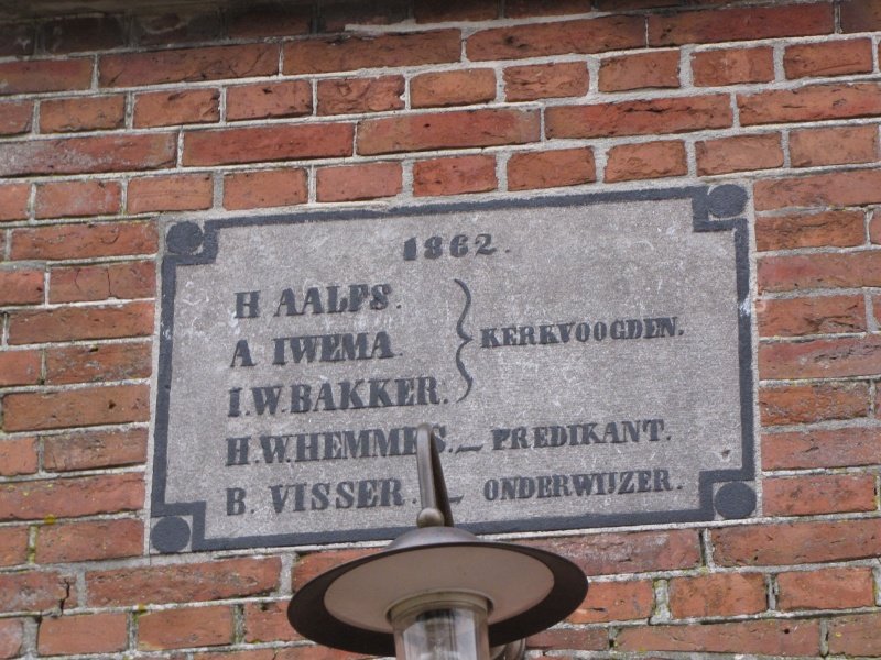 Een gedenkplaat aan de buitenkant van de kerk geeft aan wanneer de 'nieuwe' kerk in 1862 is gebouwd als H. Aalps, A. Iwema en I.W. Bakker kerkvoogden zijn, H.W. Hemmes predikant en B. Visser onderwijzer.