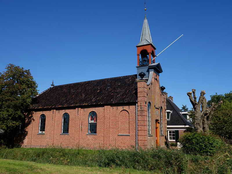 De (hervormde) kerk van Den Horn is al lang niet meer in gebruik, en is hier al gerestaureerd.. De bomen ervoor zijn ontdaan van de kruin.