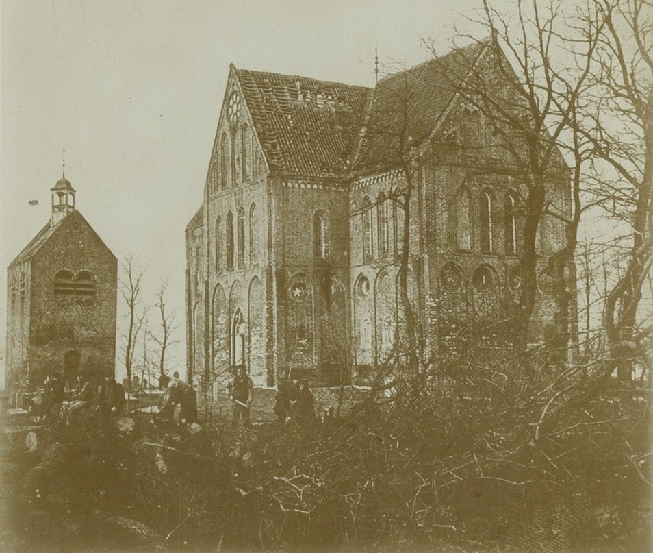 De voormalige kruiskerk van Eexta met losstaande toren vlak voor de sloop in 1870. Op de voorgrond kappen en zagen mannen, hout voor de zwaar vervallen kruiskerk na de storm van 17 december 1869